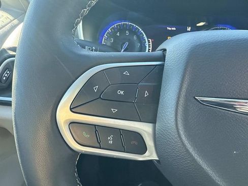 Used 2024 Chrysler Pacifica Touring-L FWD image 29