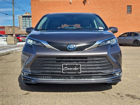 Used 2021 Toyota Sienna XLE image 10