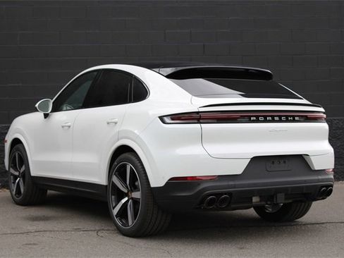 Used 2025 Porsche Cayenne Coupe image 3