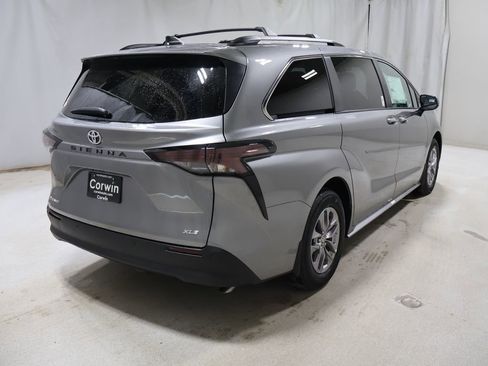 New 2026 Toyota Sienna XLE AWD/4WD image 4
