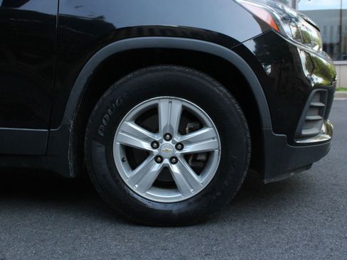 Used 2021 Chevrolet Trax LS w/ Tint and Cruise Package FWD image 4
