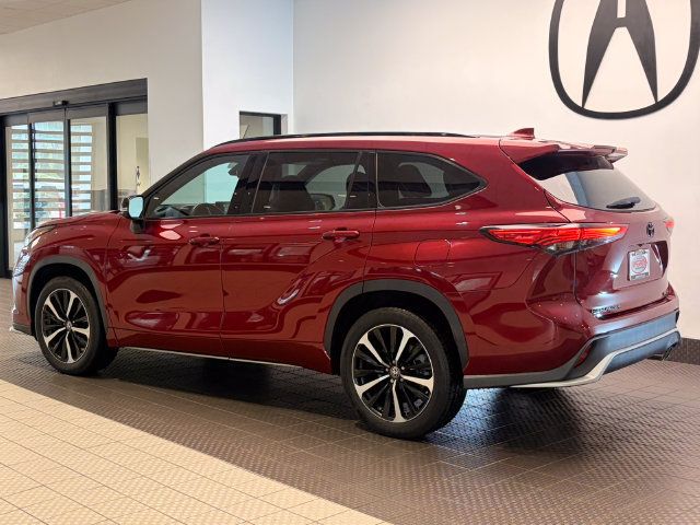 Used 2021 Toyota Highlander XSE AWD/4WD image 3