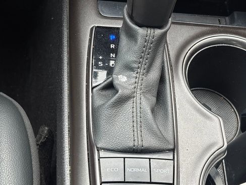 Used 2022 Toyota Camry SE image 11