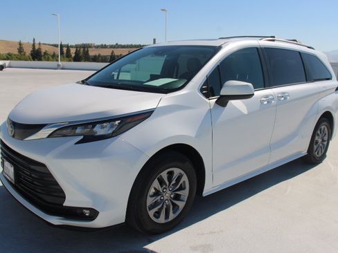 Certified 2025 Toyota Sienna XLE w/ XLE Plus Package FWD image 6