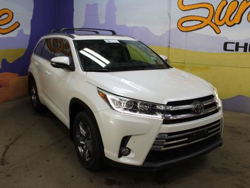 Used 2017 Toyota Highlander Limited AWD/4WD image 2