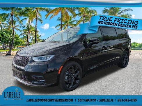Used 2025 Chrysler Pacifica Limited w/ Uconnect Theater Family Group AWD/4WD image 8