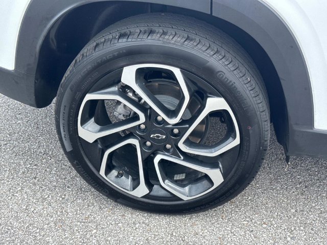 Used 2025 Chevrolet Trax RS w/ Sunroof Package FWD image 11