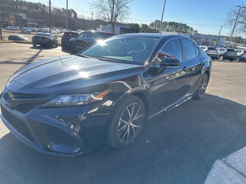 Used 2023 Toyota Camry SE image 3