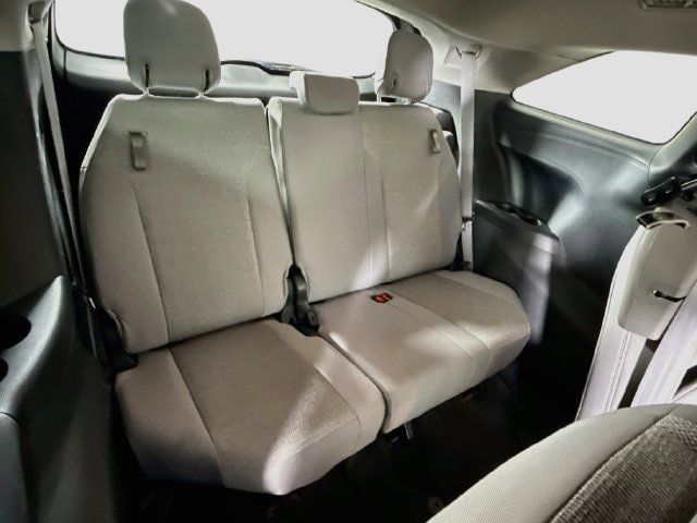Used 2025 Toyota Sienna LE w/ LE Plus Package FWD image 28