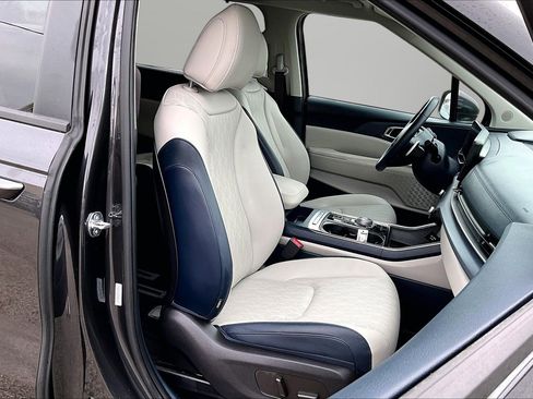 Used 2026 Kia Carnival EX image 7