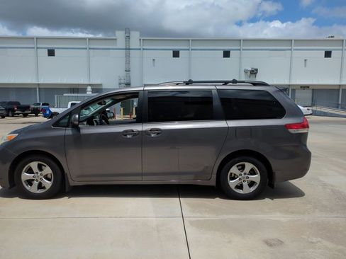 Used 2013 Toyota Sienna LE FWD image 8