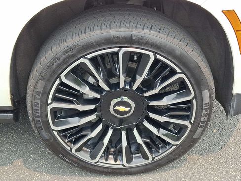 Used 2025 Chevrolet Suburban High Country AWD/4WD image 8