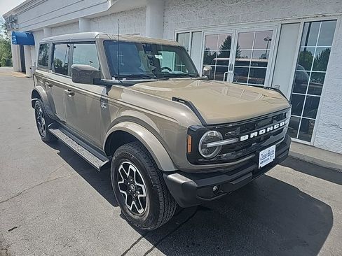 Used 2025 Ford Bronco Outer Banks AWD/4WD image 2