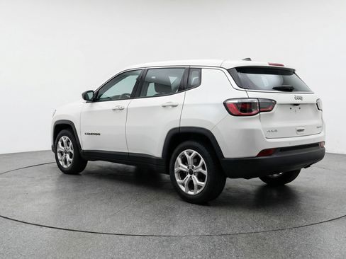 Used 2025 Jeep Compass Latitude AWD/4WD image 6