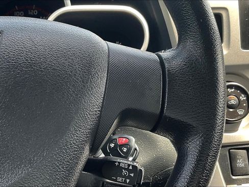 Used 2010 Pontiac Vibe w/ Preferred Package FWD image 12
