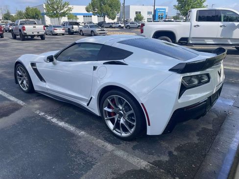 Used 2015 Chevrolet Corvette Z06 w/ 3LZ Preferred Equipment Group RWD image 4