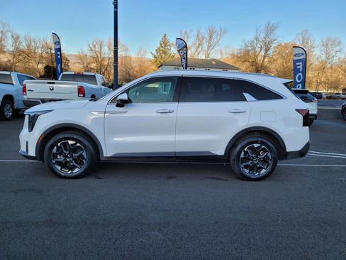 Used 2024 Kia Sorento S image 8