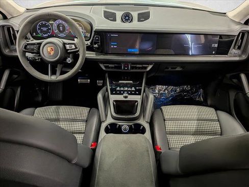 Used 2025 Porsche Cayenne GTS image 20