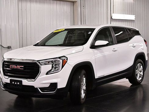 Used 2024 GMC Terrain SLE image 3