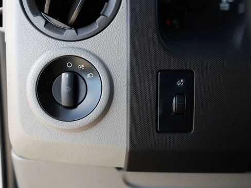 Used 2017 Ford E-350 and Econoline 350 Super Duty image 38