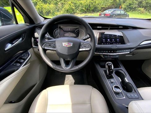 Certified 2023 Cadillac XT4 Luxury w/ Cold Weather Package FWD image 5