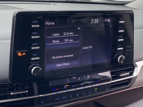 Used 2024 Toyota Sienna XLE FWD image 6