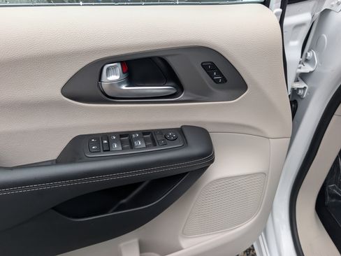 Used 2023 Chrysler Pacifica Touring-L FWD image 20