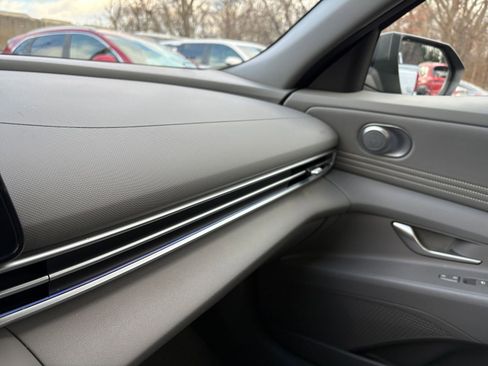 Used 2025 Hyundai Elantra SEL image 34