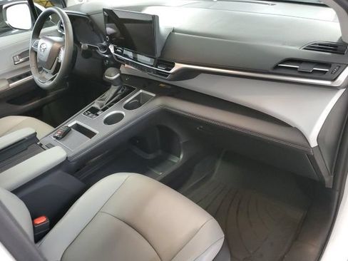 Used 2026 Toyota Sienna XLE AWD/4WD image 22