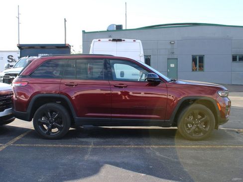 Used 2023 Jeep Grand Cherokee Altitude AWD/4WD image 3