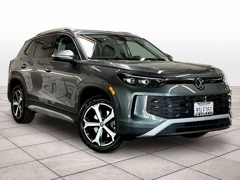 Used 2025 Volkswagen Tiguan SE w/ Panoramic Sunroof Package image 2