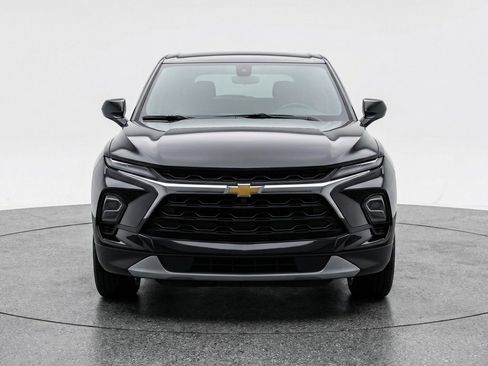 Used 2025 Chevrolet Blazer LT image 2