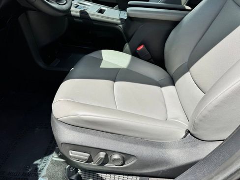 Used 2025 Toyota Sienna XLE FWD image 33