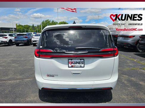 Used 2023 Chrysler Pacifica Touring-L FWD image 6