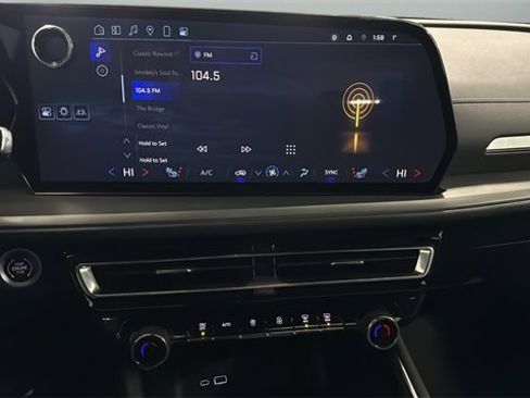 Used 2025 Chevrolet Traverse LT image 11