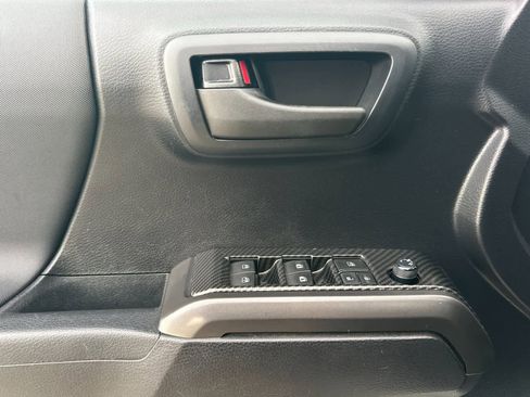 Used 2020 Toyota Tacoma TRD Sport image 12