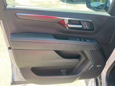 Used 2025 Chevrolet Tahoe Premier RWD image 12