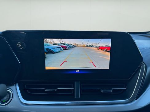 Used 2025 Chevrolet Trax LT w/ LT Convenience Package image 18