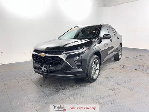 Used 2025 Chevrolet Trax LT FWD image 1