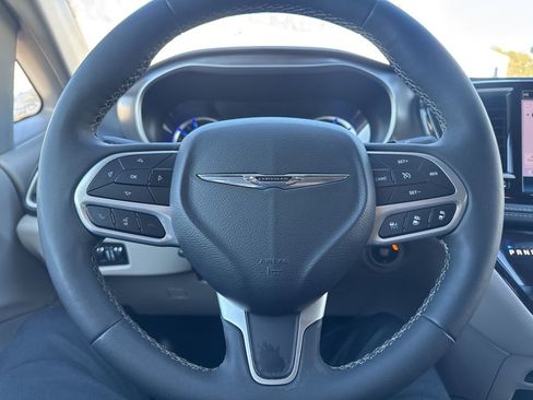 Used 2023 Chrysler Pacifica Touring-L image 23