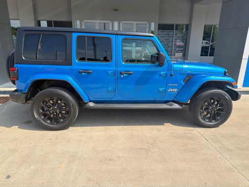 Used 2023 Jeep Wrangler Unlimited Sahara w/ Cold Weather Group AWD/4WD image 8