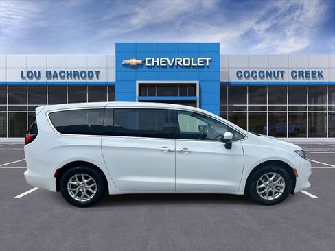 Used 2023 Chrysler Voyager LX FWD image 9
