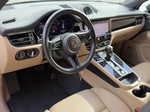 Certified 2025 Porsche Macan image 4