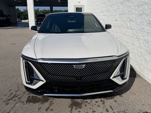 Used 2024 Cadillac Lyriq Luxury AWD/4WD image 6