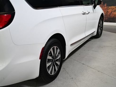 Used 2023 Chrysler Pacifica Limited FWD image 8