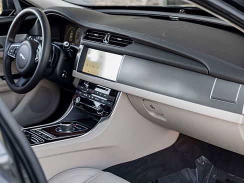 Used 2017 Jaguar XF Prestige image 32