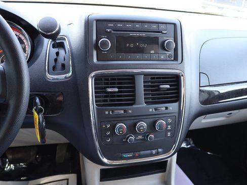 Used 2012 Dodge Grand Caravan SXT FWD image 9