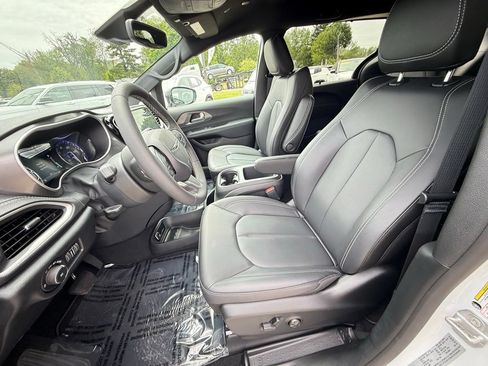 New 2026 Chrysler Pacifica Select AWD/4WD image 15