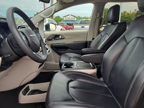 Used 2023 Chrysler Pacifica Touring-L FWD image 18