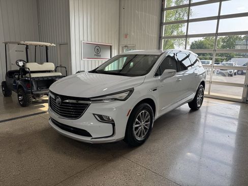 Used 2024 Buick Enclave Premium image 2